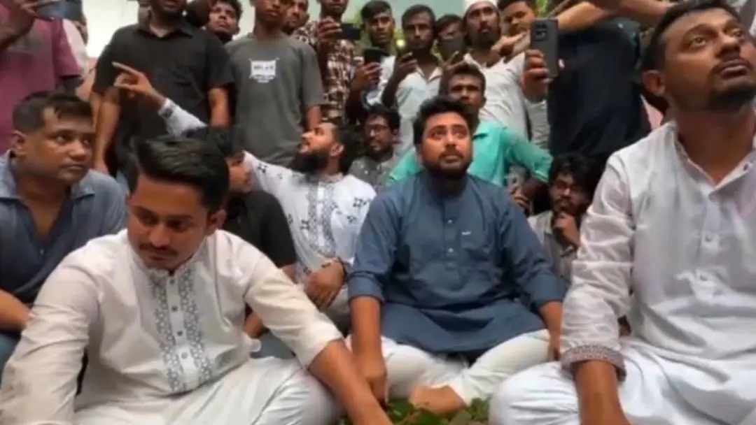 হবিগঞ্জে আটকে দেওয়া হলো এনসিপির গাড়ি বহর, রাস্তায় বসে পড়লেন নেতারা