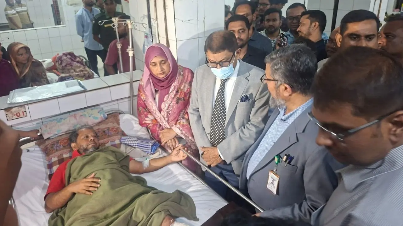 মিরপুরে দেয়াল ধসে আহতদের দেখতে হাসপাতালে স্বাস্থ্যমন্ত্রী