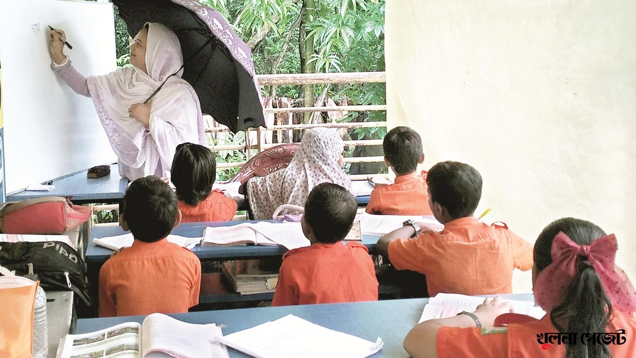 শ্রেণিকক্ষের অভাবে বারান্দায় পাঠদান, ভিজল শিক্ষক ও শিক্ষার্থীরা