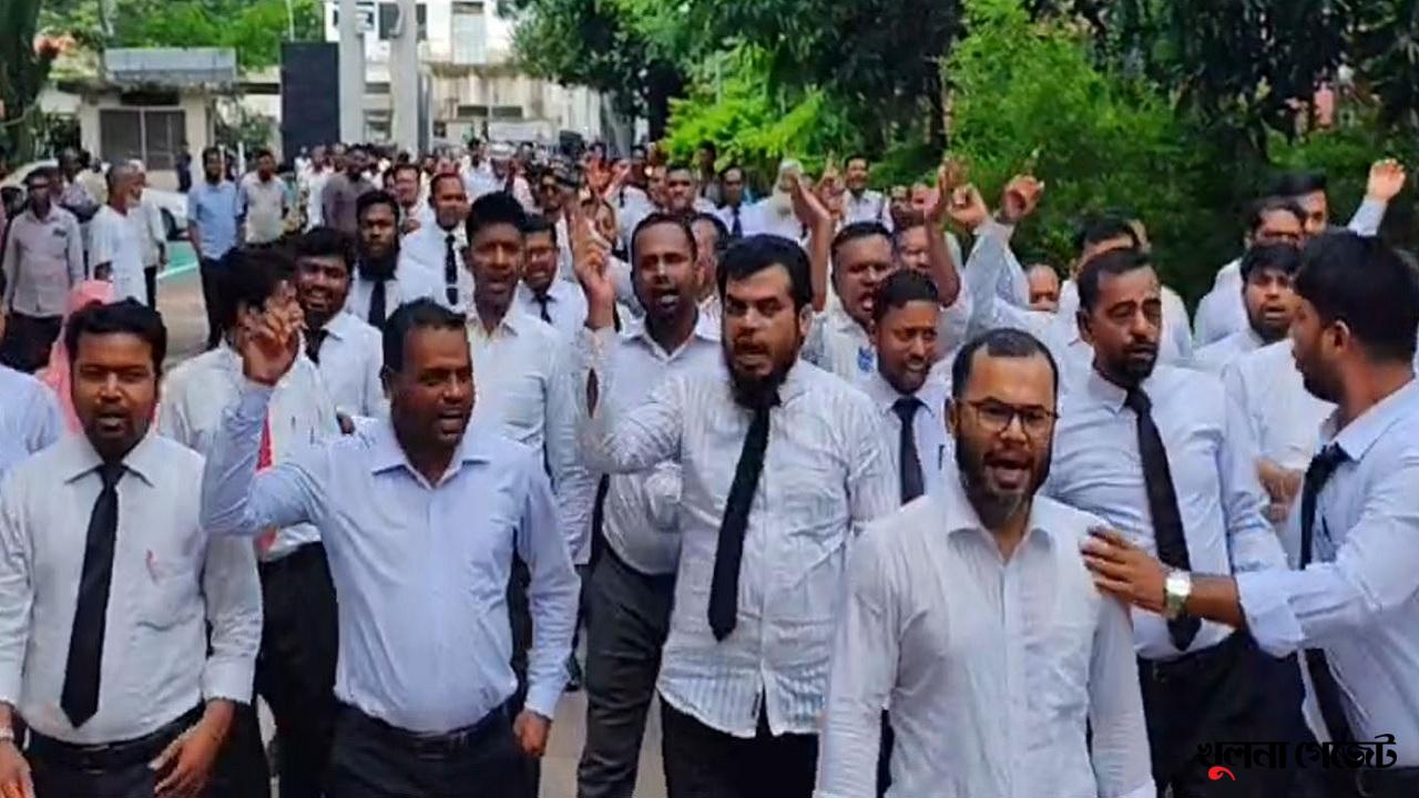 গোপালগঞ্জে বিচারকের অপসারনের দাবিতে আইনজীবীদের বিক্ষোভ, বিচারকের আমলি ক্ষমতা প্রত্যাহার