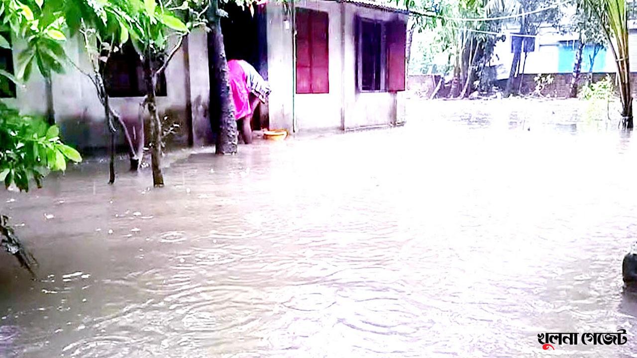 টানা ভারী বর্ষণে গোপালগঞ্জ শহরে জলাবদ্ধতার সৃষ্টি, নগরবাসী দুর্ভোগে