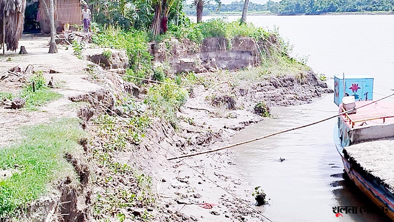 নবগঙ্গার ভাঙনে বিলীন হচ্ছে ফসলি জমি ঘরবাড়ি, গ্রাম ছেড়েছে শতাধিক পরিবার