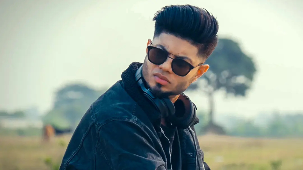 দেশে আসছেন সঞ্জয়, তার আগে এলো গান