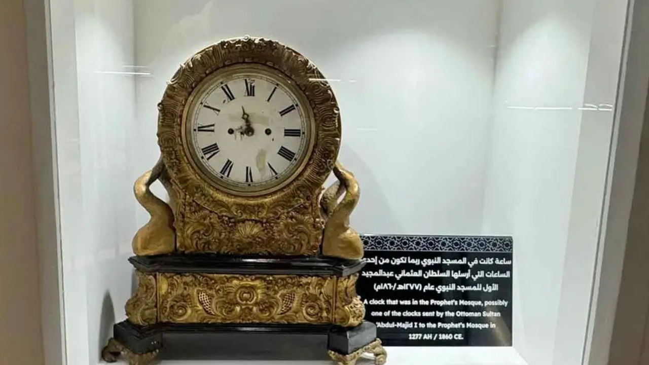 মক্কায় মসজিদে নববীর প্রথম দিককার ঘড়ি প্রদর্শনী