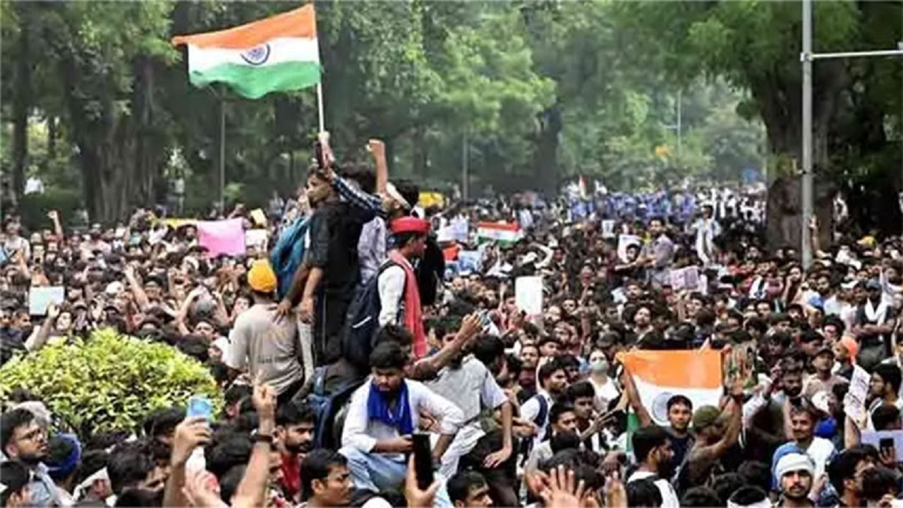 দিল্লিতে ককরোচ পার্টি-পুলিশ সংঘর্ষ : ১১৮ পুলিশ আহত, গ্রেপ্তার ৭০