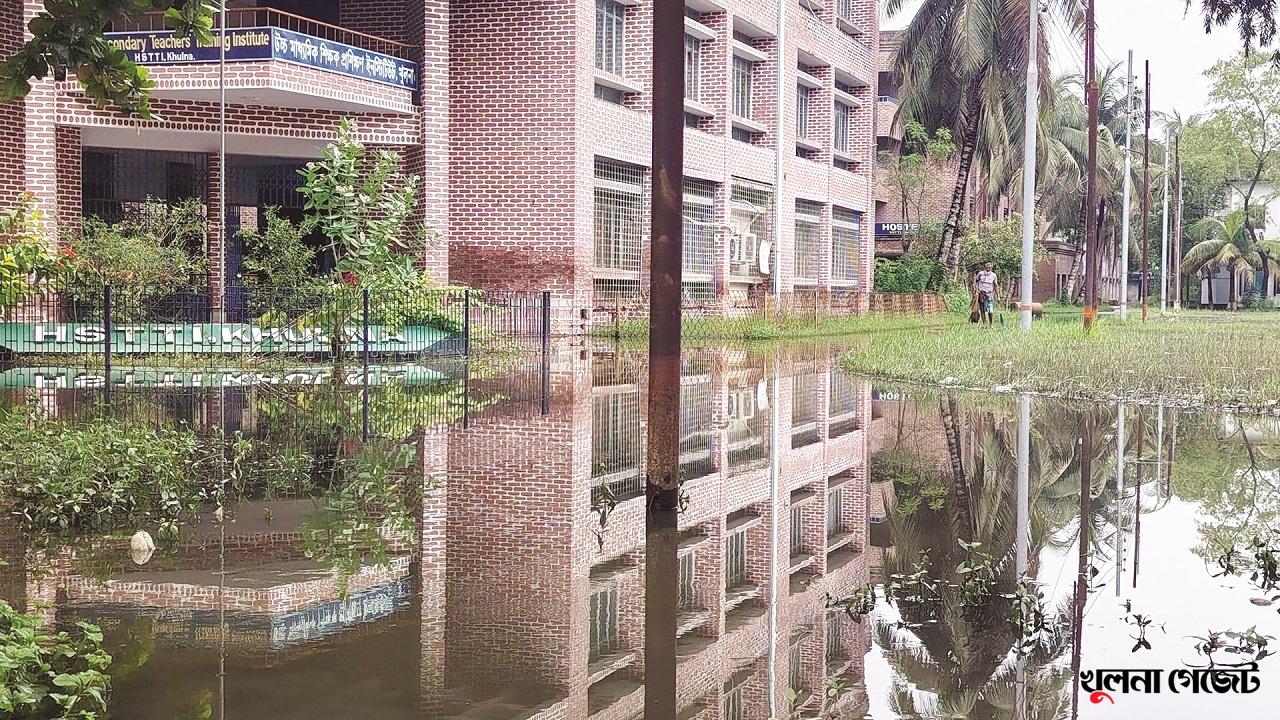 পানি নিষ্কাশনের অভাবে কুয়েট সড়কের চার সরকারি প্রতিষ্ঠানের কার্যক্রম ব্যাহত
