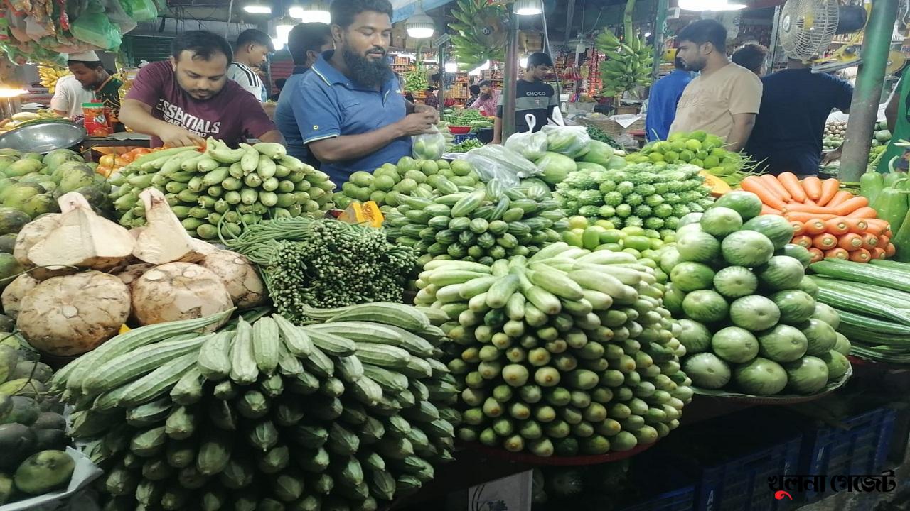 চোখ রাঙাচ্ছে বেগুন, ঝাঁঝ বেড়েছে কাঁচা মরিচের