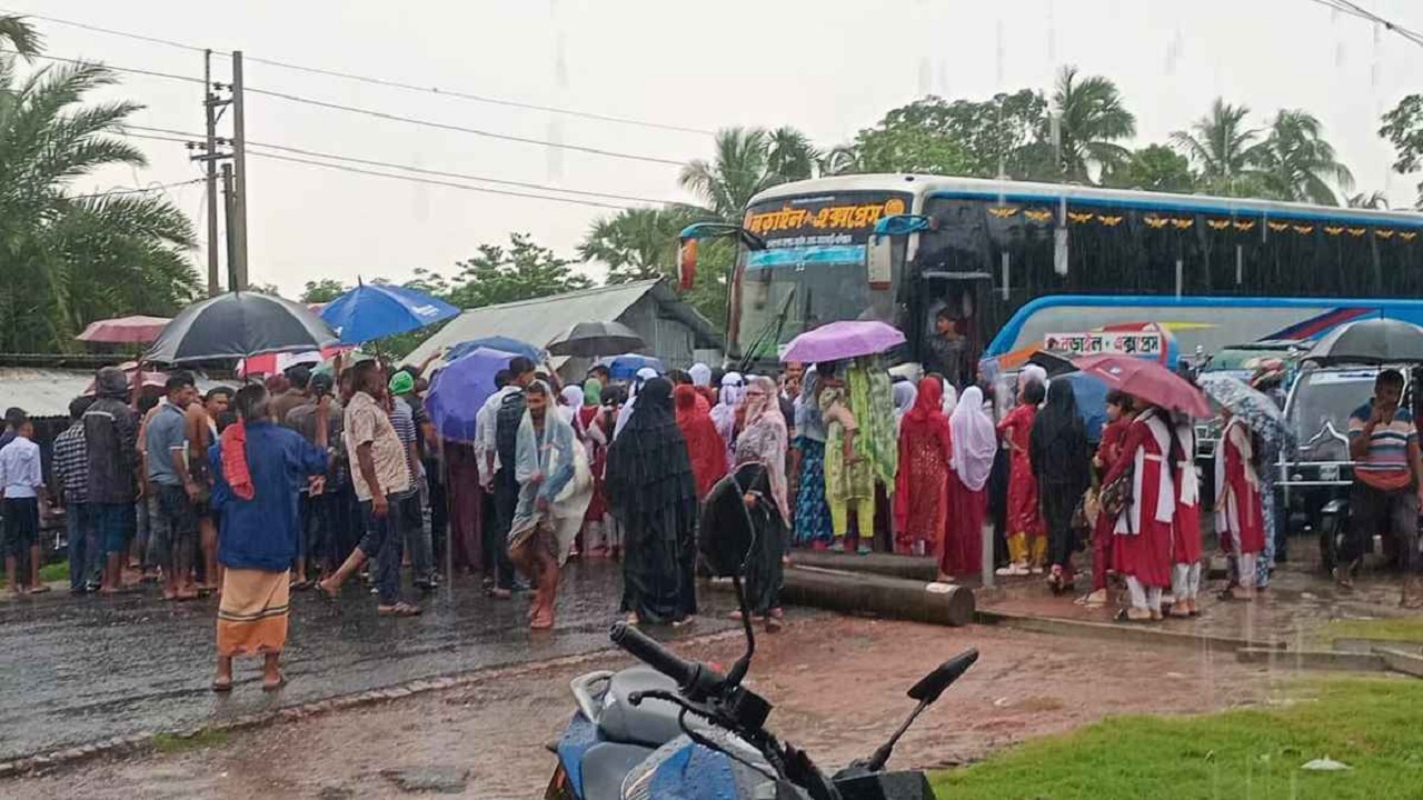 নড়াইলে শিশু ধর্ষণ-হত্যা : আসামির গাড়ি আটকে বিক্ষোভ, পুলিশ সুপারের কার্যালয় ঘেরাও