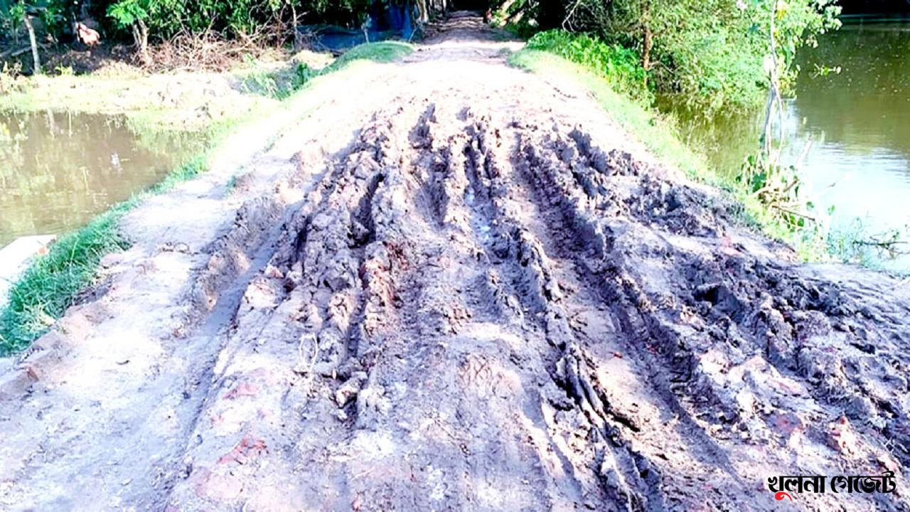 পাইকগাছায় ইটহীন আমিরপুর সড়ক, বর্ষায় দুর্ভোগ হাজারো মানুষের