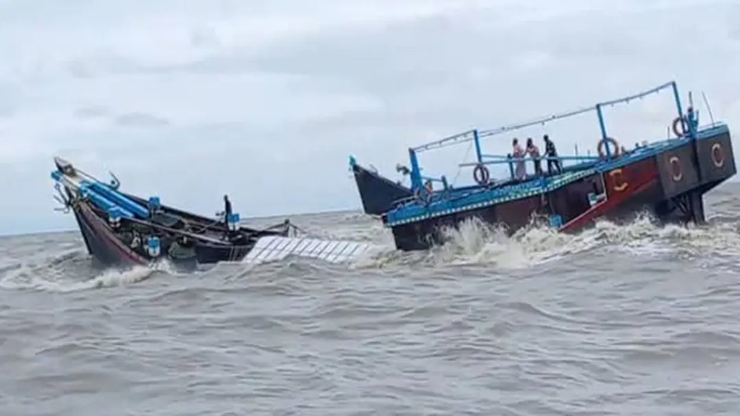 কুতুবদিয়ায় ট্রলারডুবির ঘটনায় ৪ জেলের মরদেহ উদ্ধার, নিখোঁজ ১