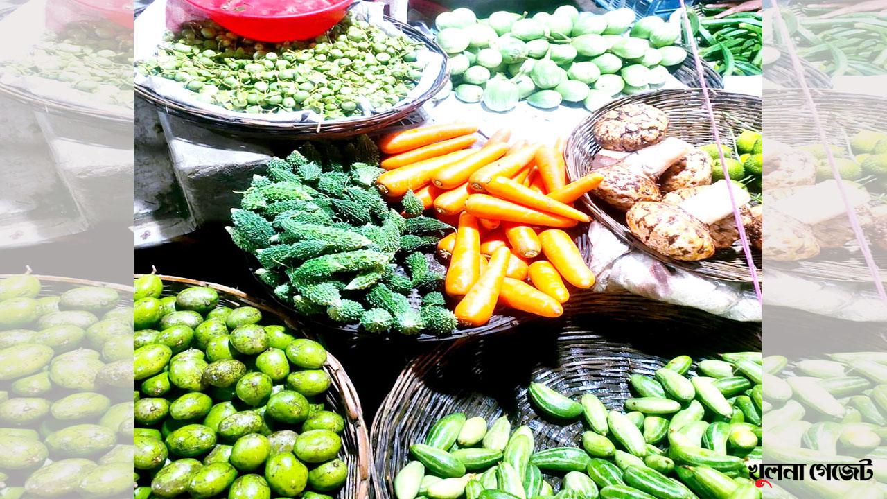 টানা বৃষ্টিতে সাতক্ষীরায় সবজি খেতে পচন, বাজারে দাম বেড়েছে দ্বিগুণ