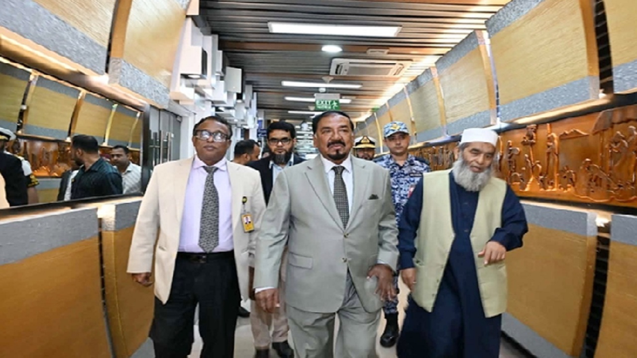 খামেনির জানাজায় অংশ নিতে ইরানের উদ্দেশে রওনা দিলেন স্পিকার
