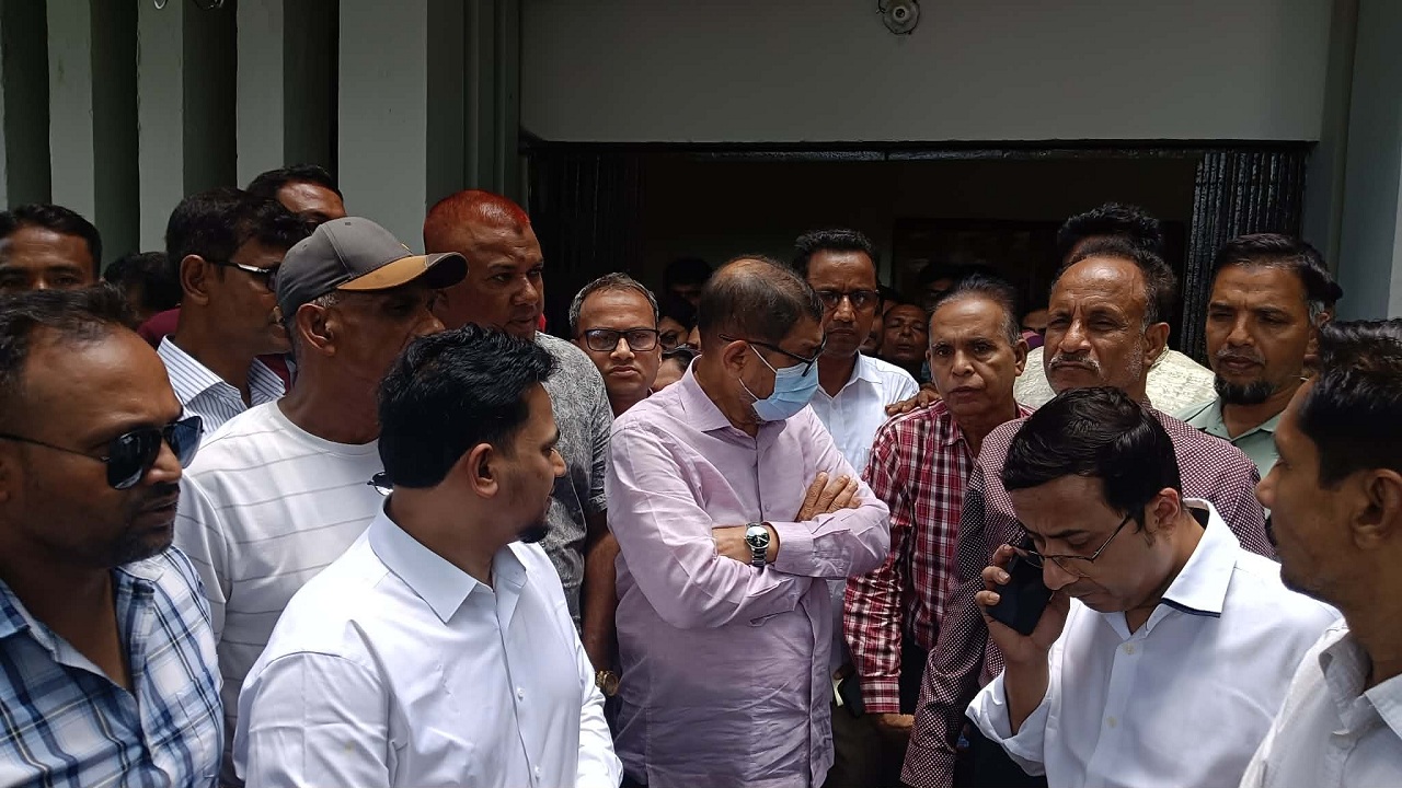 তালা স্বাস্থ্য কমপ্লেক্স পরিদর্শনে স্বাস্থ্যমন্ত্রী, অনুপস্থিত চিকিৎসকের বিরুদ্ধে ব্যবস্থা গ্রহণের নির্দেশ