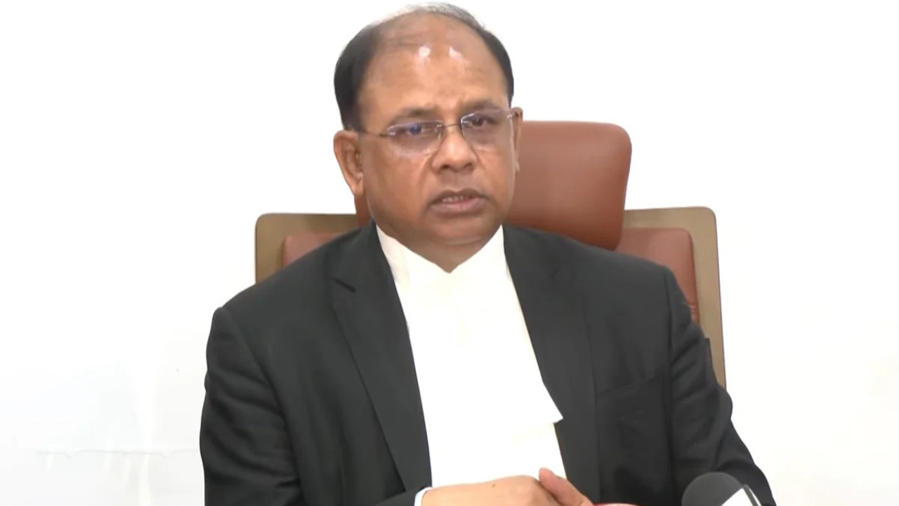 শেখ হাসিনার দেশে ফিরে সরাসরি আত্মসমর্পণের কোনো সুযোগ নেই: চিফ প্রসিকিউটর