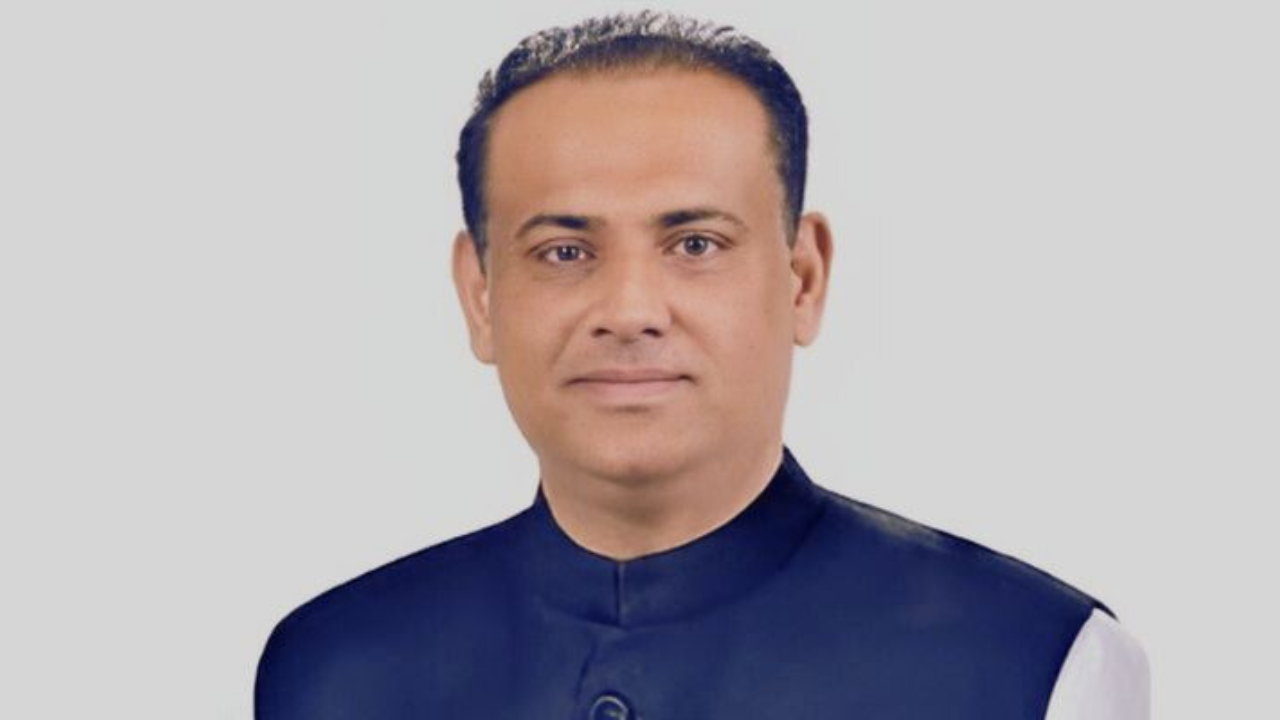 সাইফুজ্জামানের ফ্ল্যাটে অভিযান, মিলল শত শত কোট-টাই ও মূল্যবান সামগ্রী
