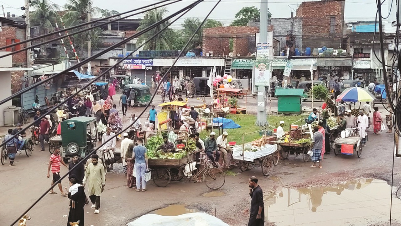 খুলনা-যশোর মহাসড়কের ফুলবাড়িগেট কুয়েট সংযোগ সড়কের প্রবেশদ্বার প্রশস্তকরণ ও সৌন্দর্য বর্ধনের জন্য গত বছর ১ কোটিরও বেশি টাকা খরচ করে কেসিসি। যানবাহন ও পথচারীরা যেন সহজেই যাতায়াত করতে পারে। কিন্তু কাজ শেষ হওয়ার পরপরই গুরুত্বপূর্ণ এ মোড়টির নিয়ন্ত্রণ নেয় অবৈধ দখলকারীরা।  ….  একরামুল হোসেন লিপু