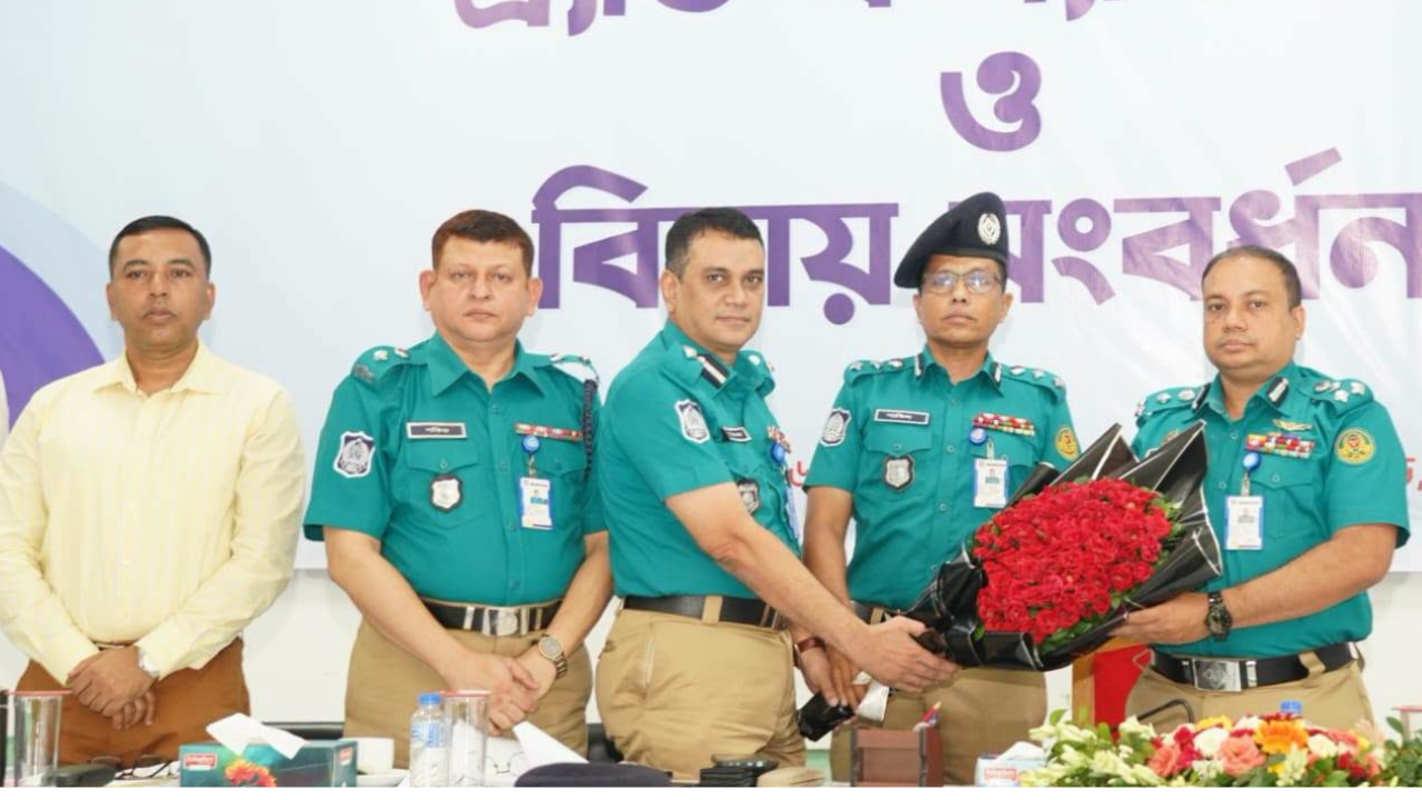 বিভেদ নয় ঐক্য, ক্ষমতার প্রদর্শন নয় সেবার মনোভাব নিয়ে কাজ করতে হবে : বিদায়ী কেএমপি কমিশনার