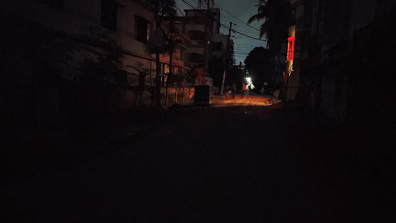 ভয়াবহ লোডশেডিংয়ে নাকাল খুলনাবাসী