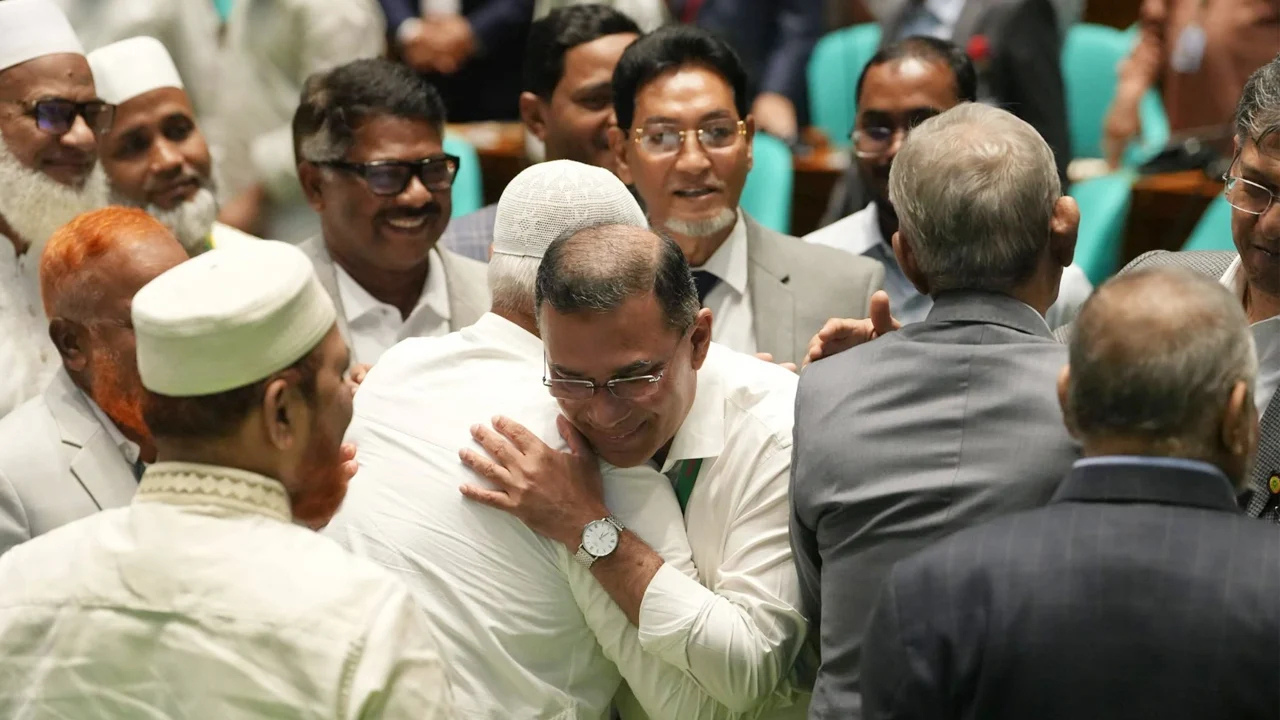 প্রধানমন্ত্রী ও বিরোধীদলীয় নেতার কোলাকুলি, রাজনীতির উত্তাপ ছাপিয়ে সৌহার্দ্যের ছবি