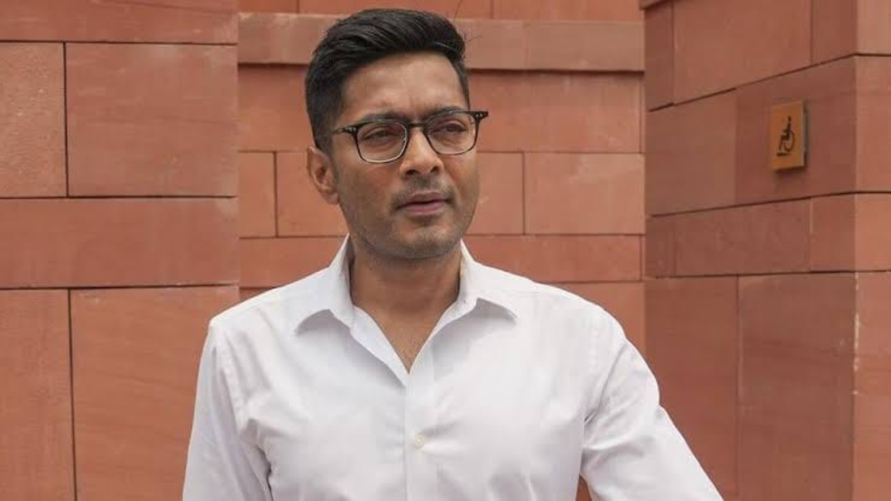 বিদেশ যাত্রার আগেই ব্যাংক অ্যাকাউন্ট ফ্রিজ, হাইকোর্টে অভিষেক