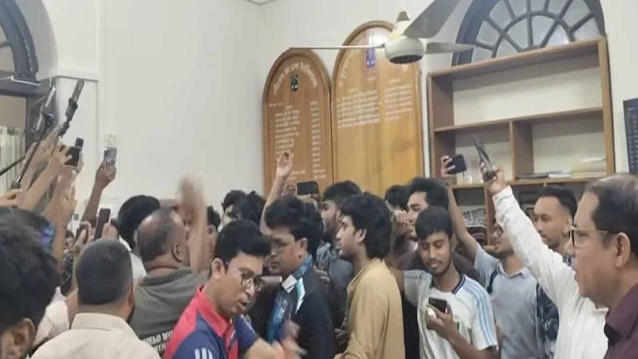 ঢাবিতে ছাত্রদল-শিবির উত্তেজনা, হাতাহাতি-বিক্ষোভ