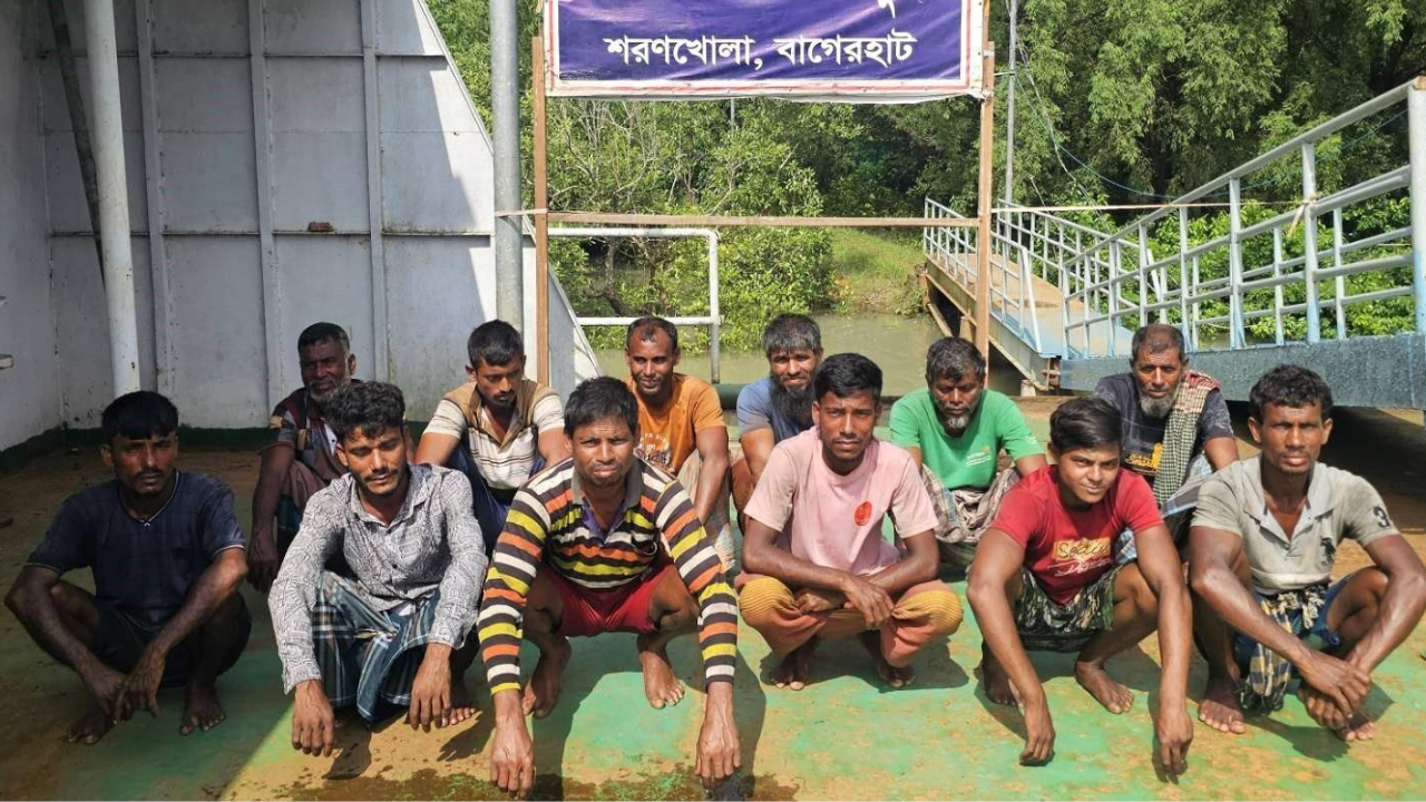 সমুদ্রে ভাসতে থাকা ফিশিং বোটসহ ১২ জেলেকে উদ্ধার করেছে কোস্টগার্ড