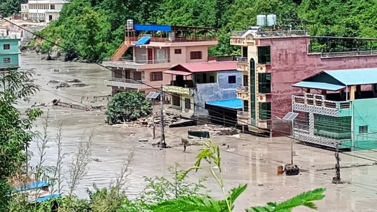বন্যা-ভূমিধসে নিহত অন্তত ১৬০, নিখোঁজ ৮ শতাধিক