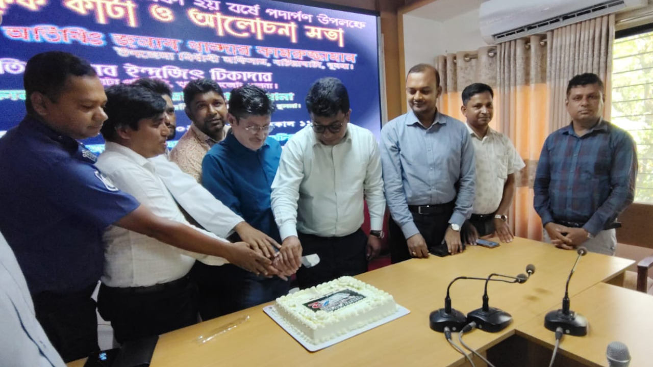 খুলনা গেজেটের বর্ষপূতিতে বটিয়াঘাটায় কেক কাটা ও আলোচনা সভা