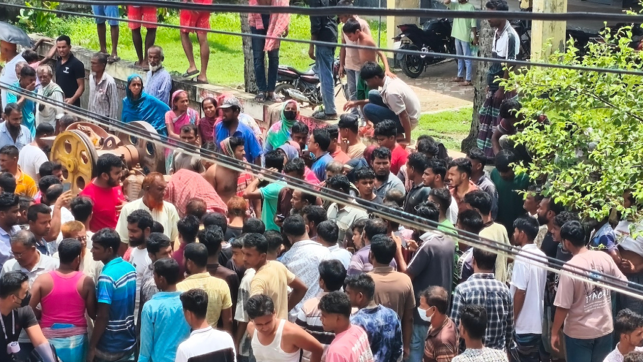 নড়াইলে দাঁড়িয়ে থাকা ট্রাকে ট্রলির ধাক্কায় চালক নিহত