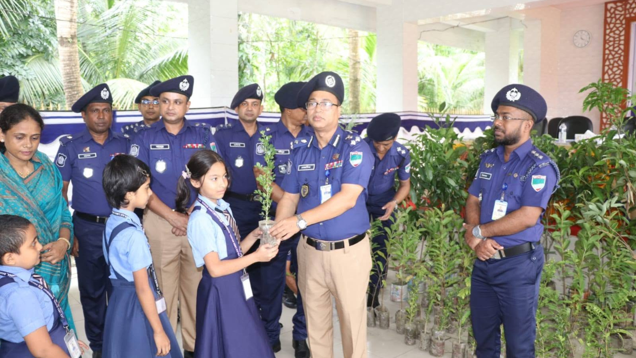 খুলনা রেঞ্জ ডিআইজি’র উদ্যোগে বাগেরহাটে পুলিশ লাইন্স স্কুলে চারাগাছ বিতরণ