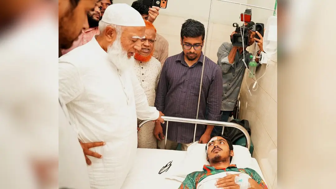 জবির আহত শিক্ষার্থীদের দেখতে হাসপাতালে বিরোধীদলীয় নেতা