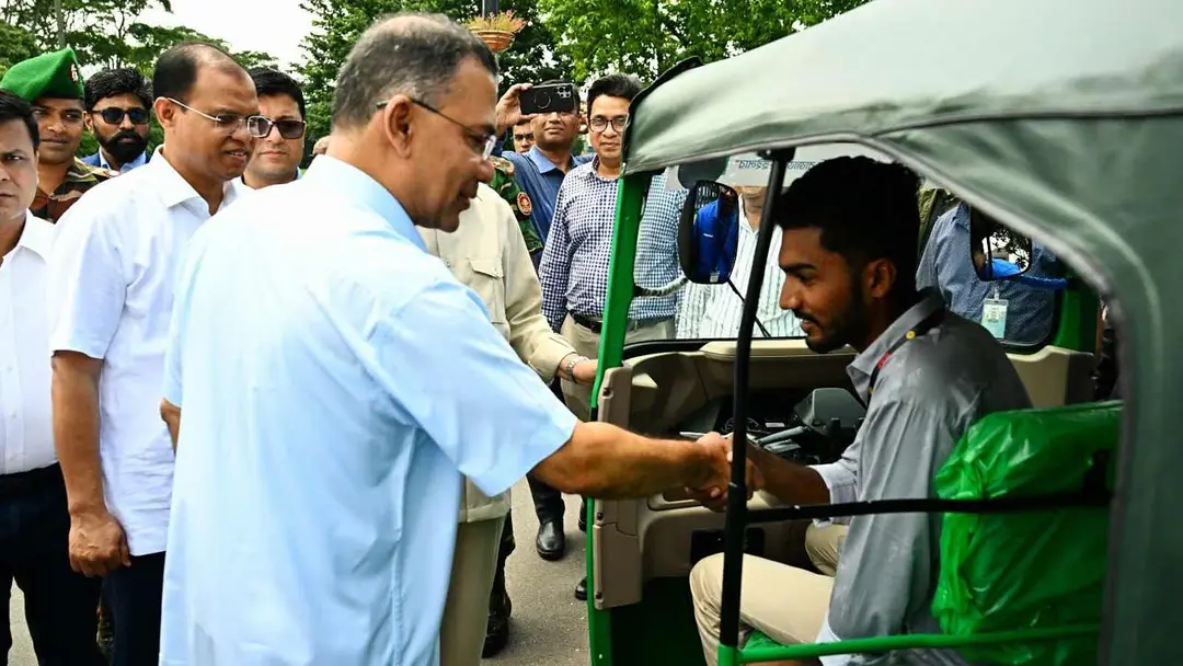 জুলাই যোদ্ধাদের সিএনজি অটোরিকশা ও রিকশা উপহার দিলেন প্রধানমন্ত্রী