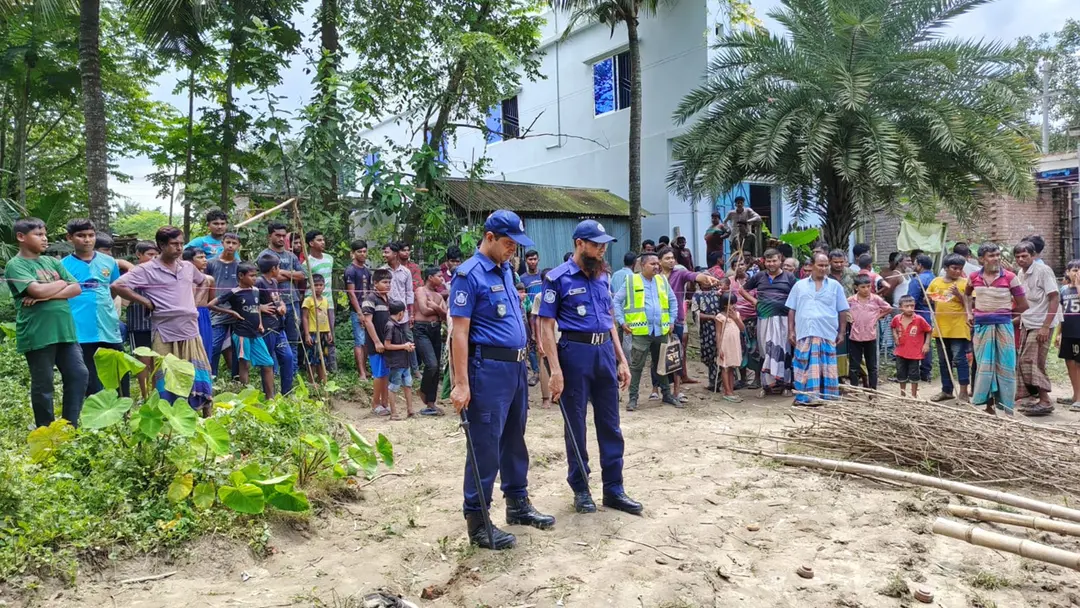 মেহেরপুরে ১০টি মাইনসদৃশ বস্তু ও ৫টি বক্স উদ্ধার