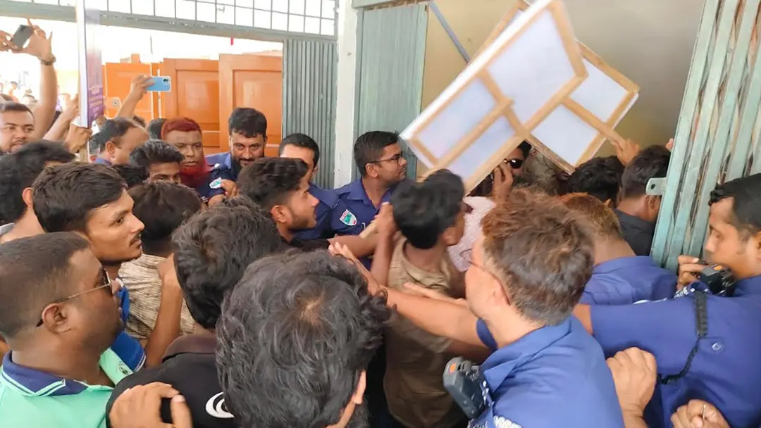 কুমারখালীতে ইউএনও কার্যালয় ঘেরাও, পুলিশের সঙ্গে ধস্তাধস্তি