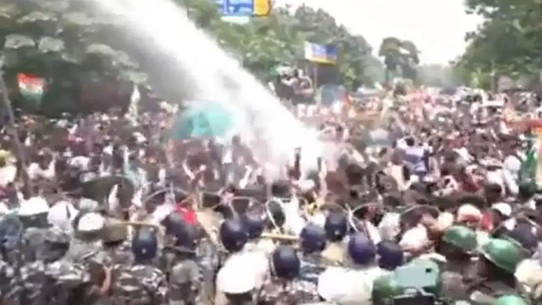 প্রশ্নফাঁসের অভিযোগে আবারও উত্তাল ভারত, পুলিশের ব্যাপক লাঠিচার্জ