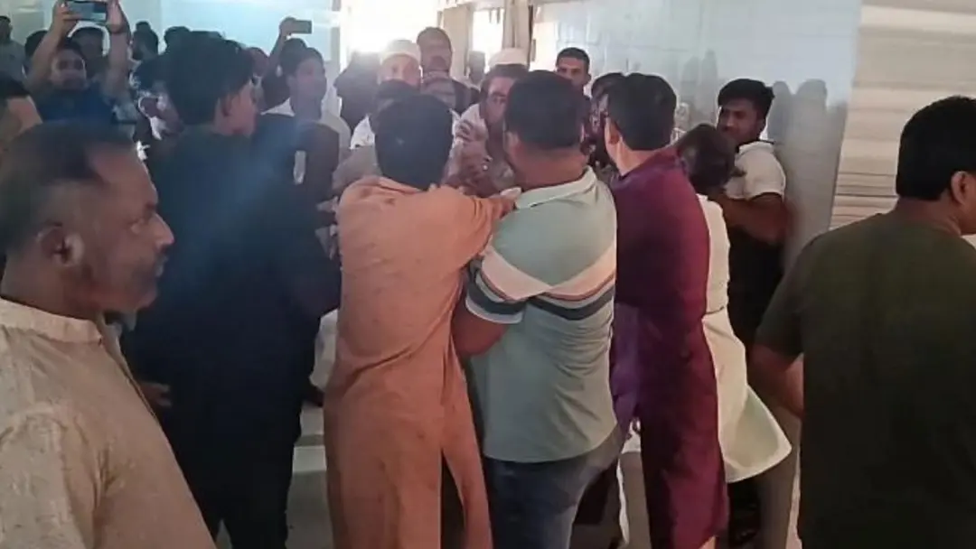 হাসপাতাল পরিদর্শনে এমপি, ভেতরেই বিএনপি-জামায়াত নেতাকর্মীদের হাতাহাতি
