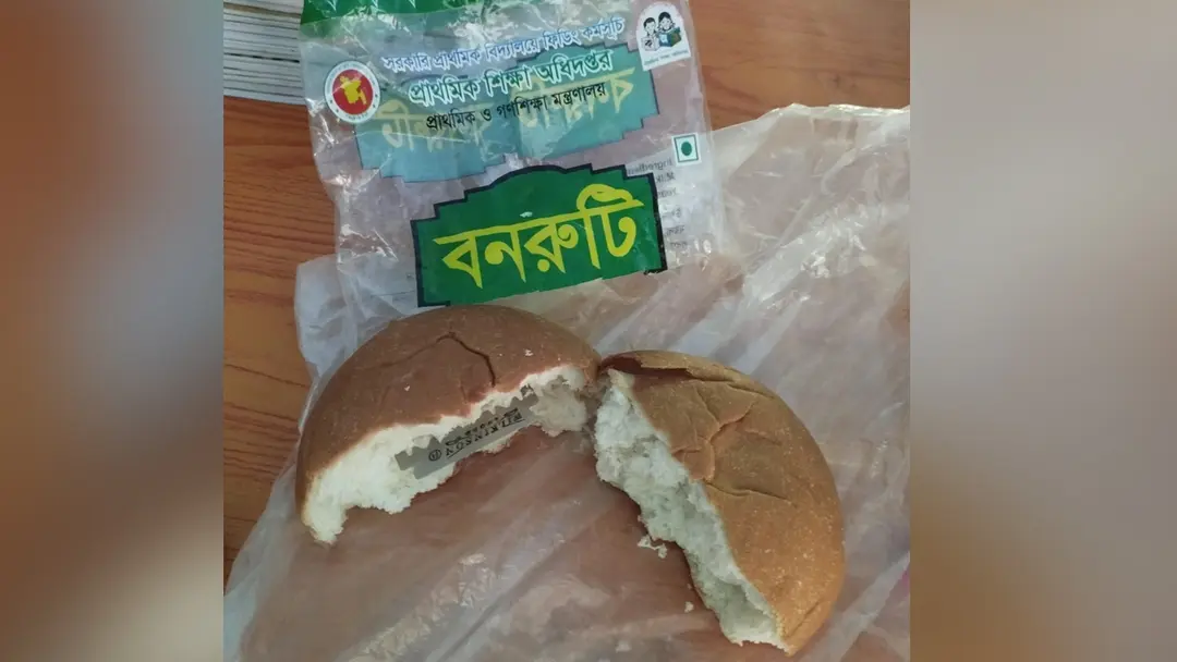 স্কুল ফিডিংয়ের বনরুটিতে মিলল ব্লেড