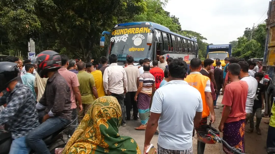 ঝিনাইদহে বাসচাপায় স্ত্রীসহ সেনাসদস্য নিহত