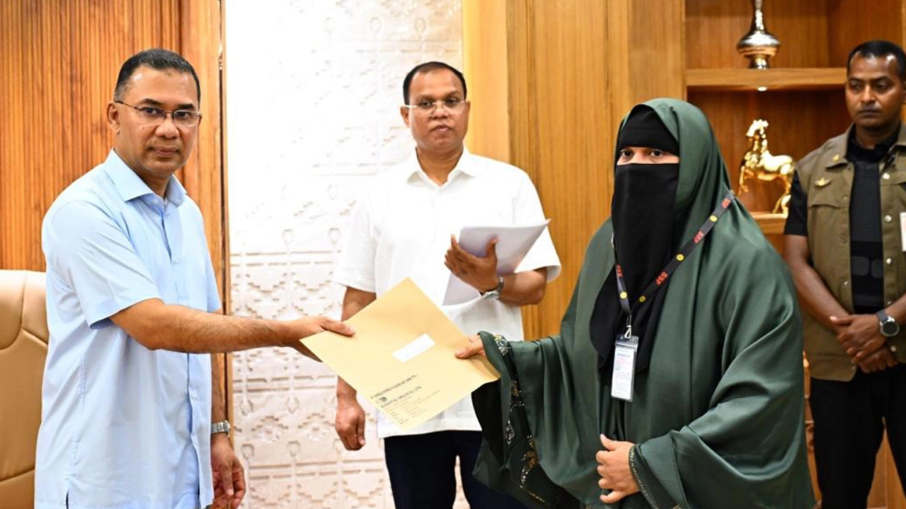 জুলাইয়ে শহীদ-আহত ১০ পরিবারের সদস্যদের চাকরির নিয়োগপত্র দিলেন প্রধানমন্ত্রী