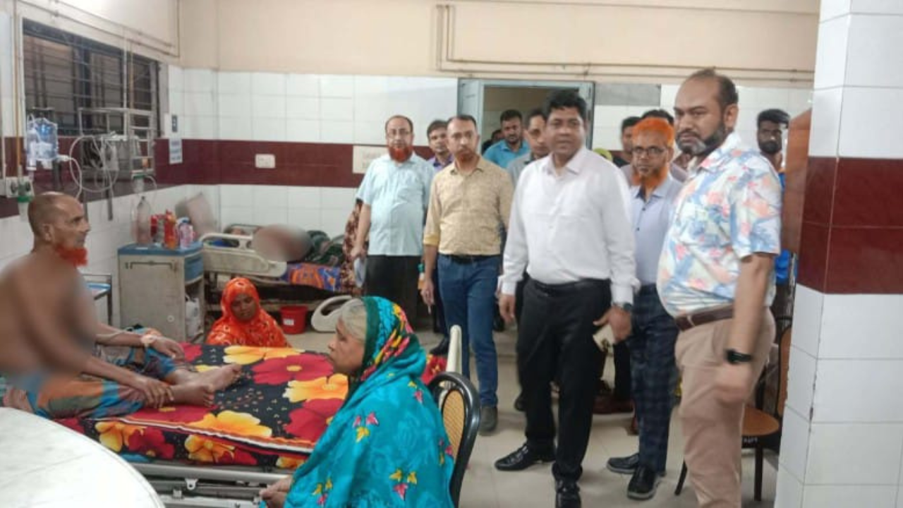 যশোর জেনারেল হাসপাতাল আকস্মিক পরিদর্শনে স্বাস্থ্য মন্ত্রণালয়ের যুগ্ম সচিব