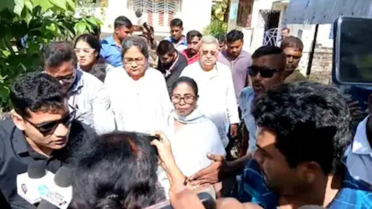 থানা হেফাজতে নিহত তৃণমূল কর্মীর বাড়িতে গেল মমতা ব্যানার্জি তীব্র জনবিক্ষোভের মুখে