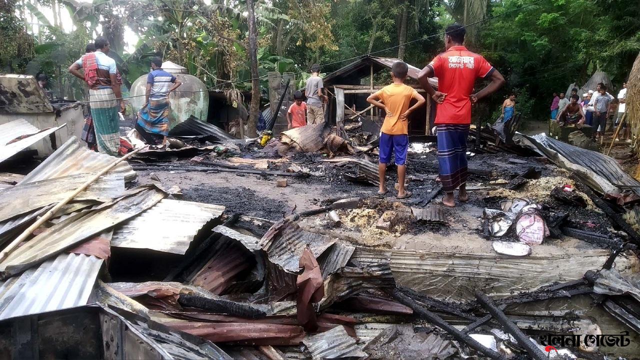 ফকিরহাটে আগুন লেগে দুই নারীর বসতঘর পুড়ে ছাই