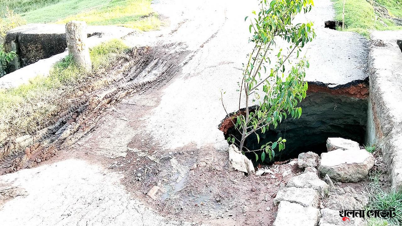 পাইকগাছার বাইশারাবাদ স্লুইজ গেটের ওপর বড় গর্ত, রয়েছে ধসে পড়ার শঙ্কা