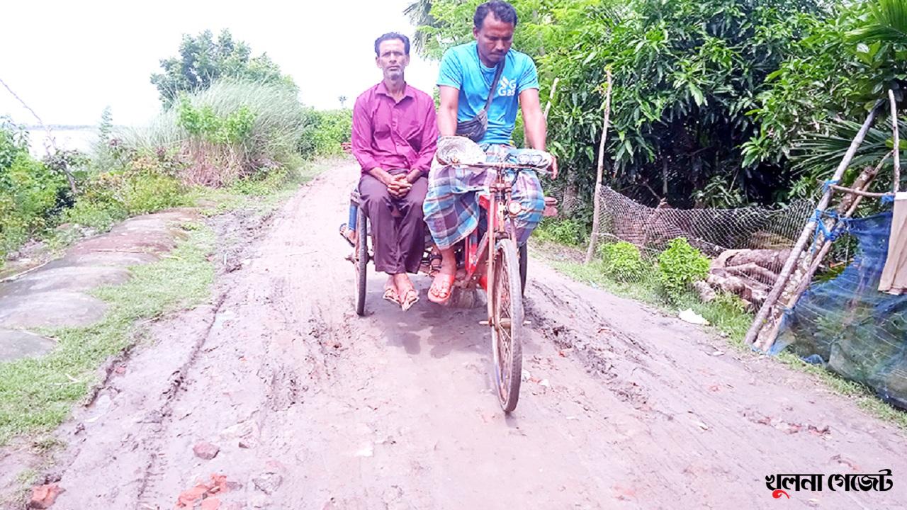 বারোআড়িয়া-ডুমুরিয়া সড়ক যেন মরণফাঁদ, প্রতিদিন দুর্ভোগে হাজারো মানুষের