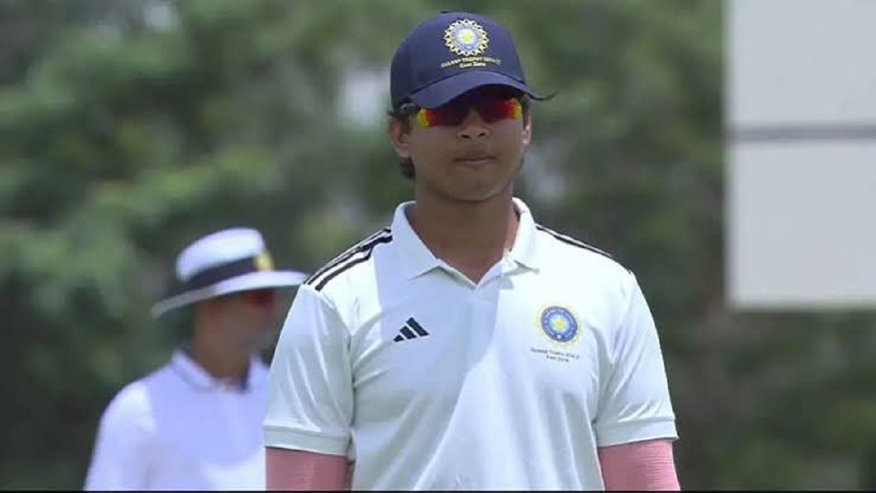 অধিনায়কের চোটে ইতিহাস গড়লেন বৈভব