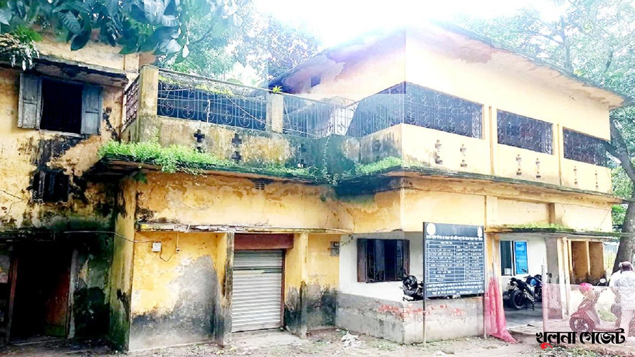 বটিয়াঘাটায় জনস্বাস্থ্য প্রকৌশলী অধিদপ্তর ভবনের বেহাল দশা, দুর্ঘটনার আশঙ্কা