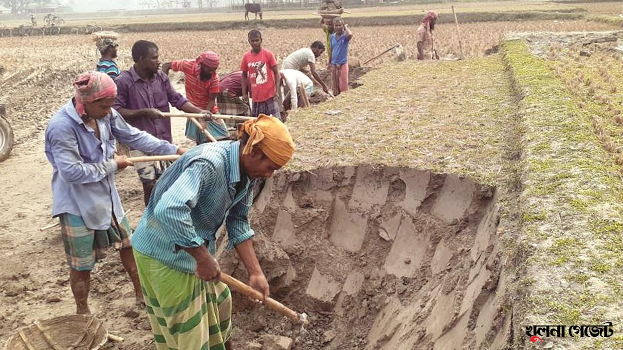 খাদ্য ভান্ডার হারিয়ে উৎপাদন হুমকির মুখে