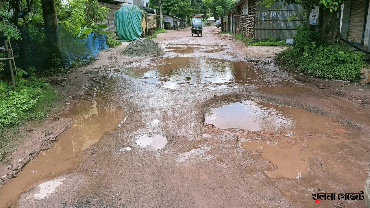 দৌলতপুর-খর্ণিয়া, শাহপুর-ফুলতলা, খুলনা-সাতক্ষীরাসহ গুরুত্বপূর্ণ সড়কে জনদুর্ভোগ চরমে