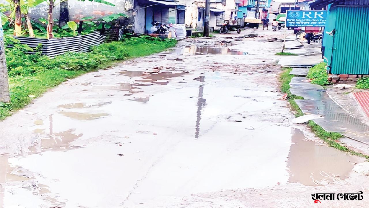 খানাখন্দে ভরা কপিলমুনি কলেজ সড়ক, সংস্কার হয়নি দেড় দশকেও