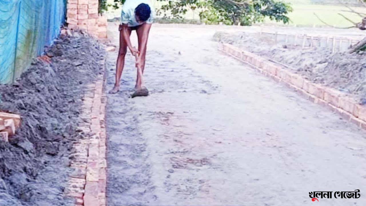নিম্নমানের ইট ও কাঁদাযুক্ত বালুতে কয়রায় দেড় কিলোমিটার সড়ক নির্মাণের অভিযোগ